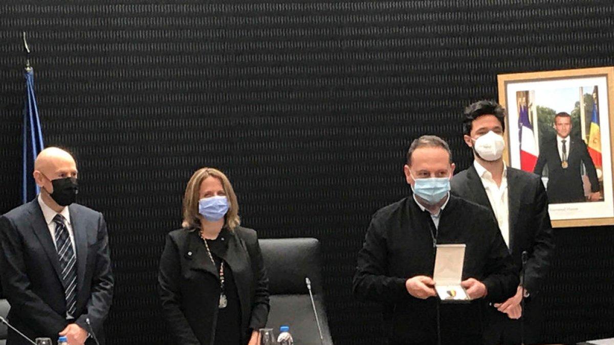 Escaldes condecora Bozzo per fer 25 anys de servei