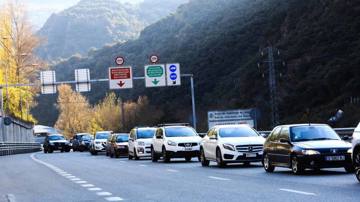 Cues a la frontera per entrar i sortir d'Andorra