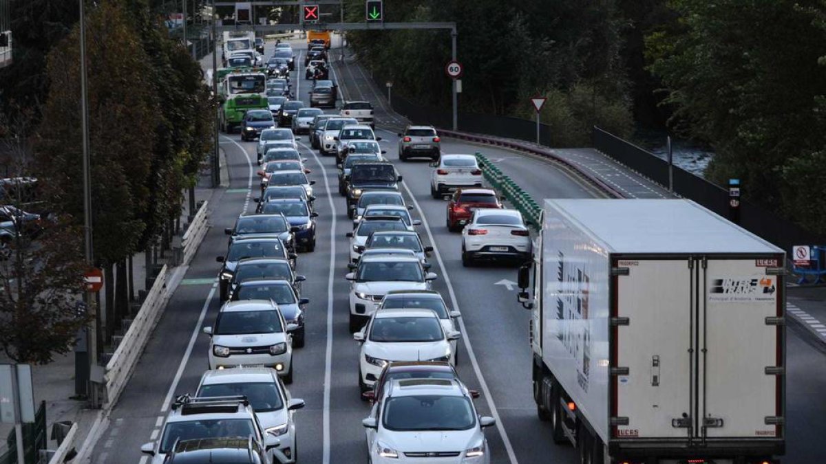 Cues de fins a quatre quilòmetres a l'inici del pont de segona Pasqua