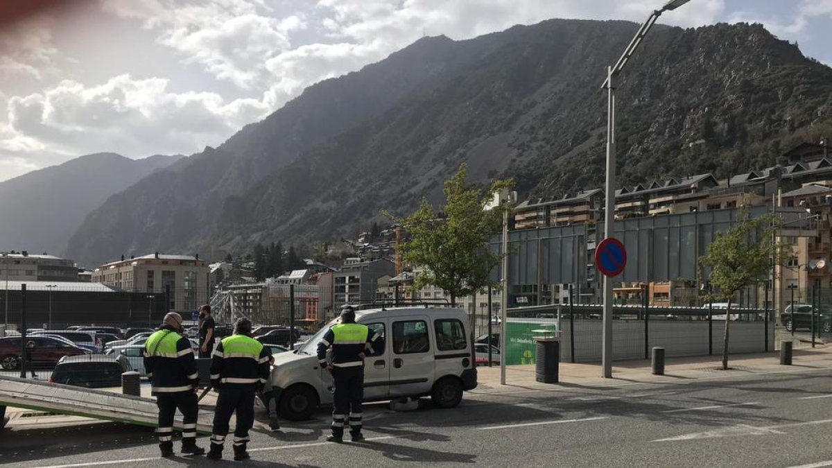 Els Bombers netegen un vessament de gasoil a prop de la Dama de Gel