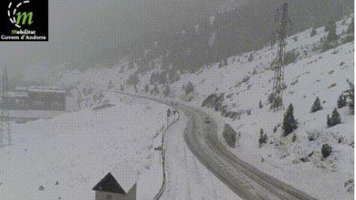Neu a la calçada a la zona del port d'Envalira