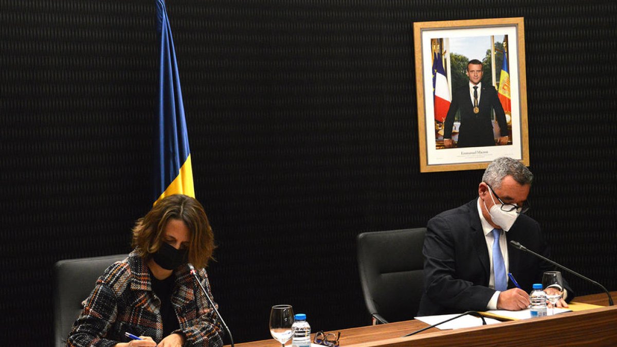 Signatura del conveni entre el comú d'Escaldes i FEDA