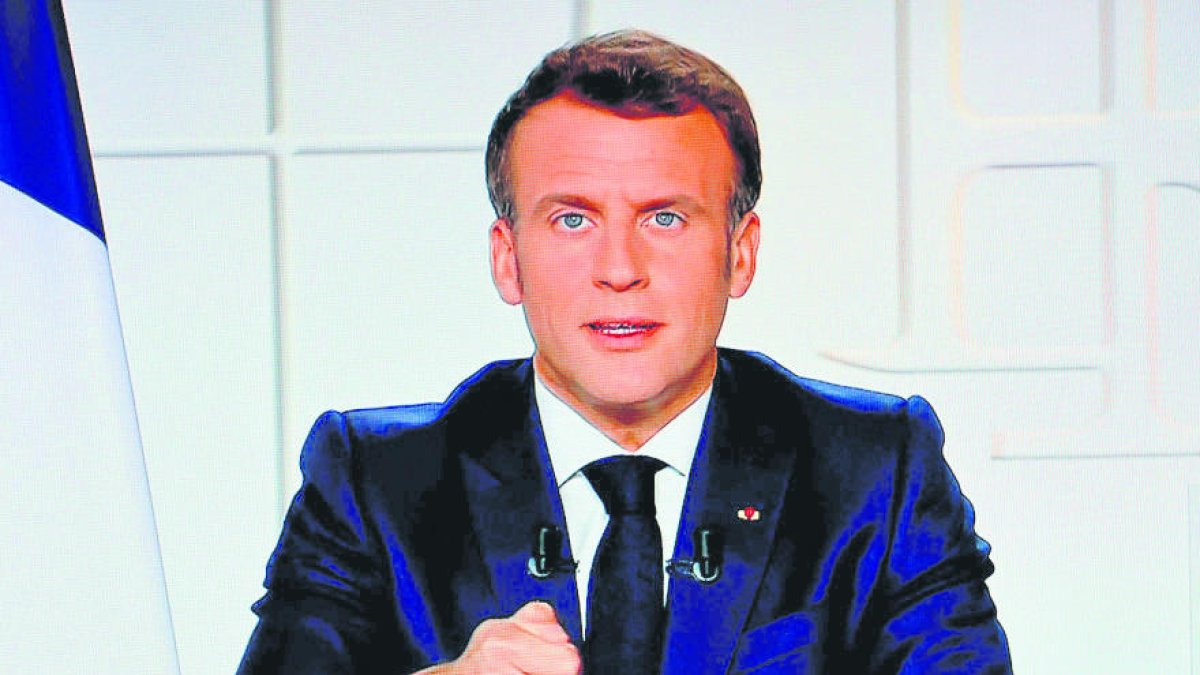 Emmanuel Macron confina França i tanca les escoles.