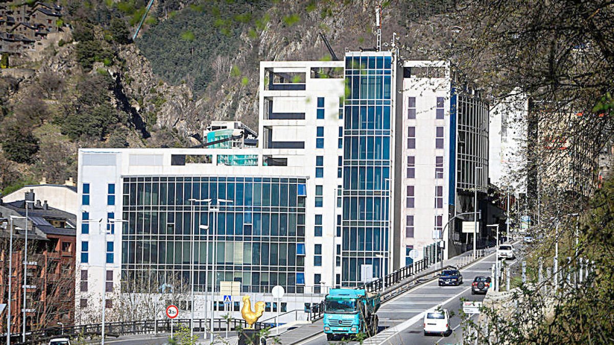 La policia arresta dos homes per possessió de drogues