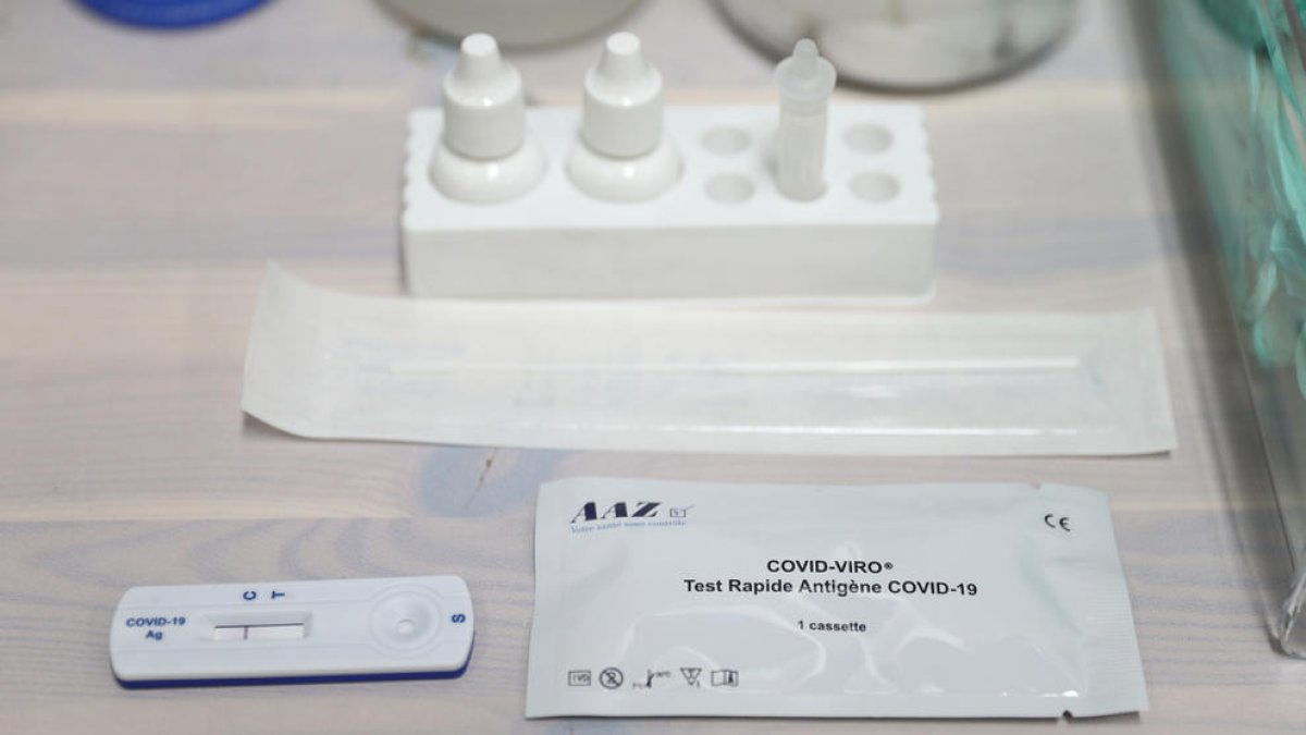 Salut vol fixar un preu de venda dels tests d'antígens d'entre set i vuit euros