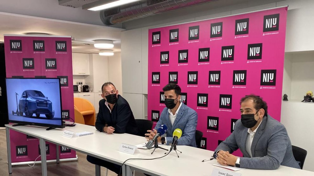 El CEO de Lupa, Carlos Álvarez, el desenvolupador de negoci Isaac Soro i el responsable del NIU d'Andorra Telecom, Miquel Gouarré, aquest matí