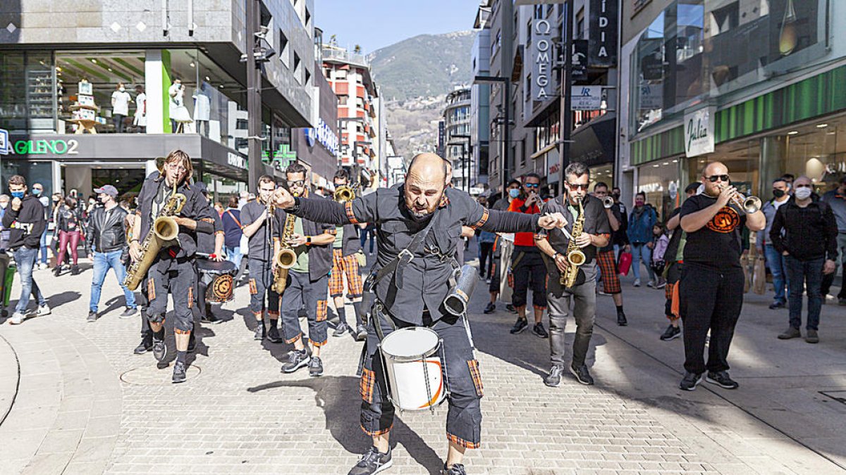 Cues de turistes a l'eix comercial