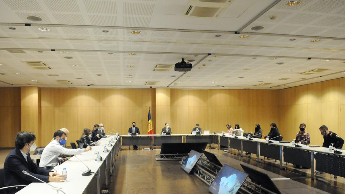 Les estacions i Govern es reuneixen per avaluar la situació arran de la pandèmia