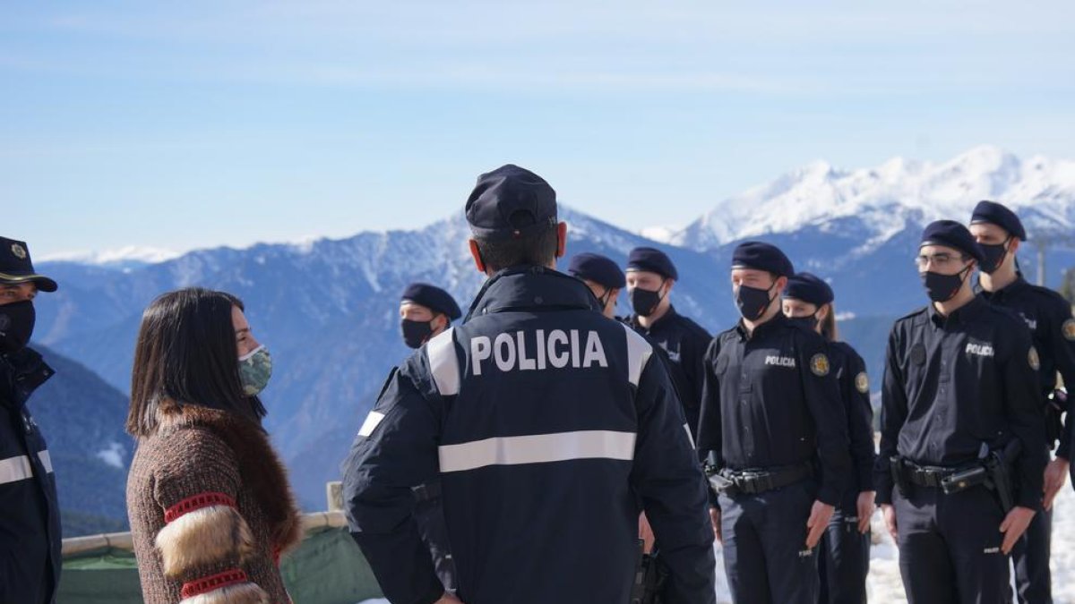 Mas visita els futurs policies que s'estan formant a la Baronia