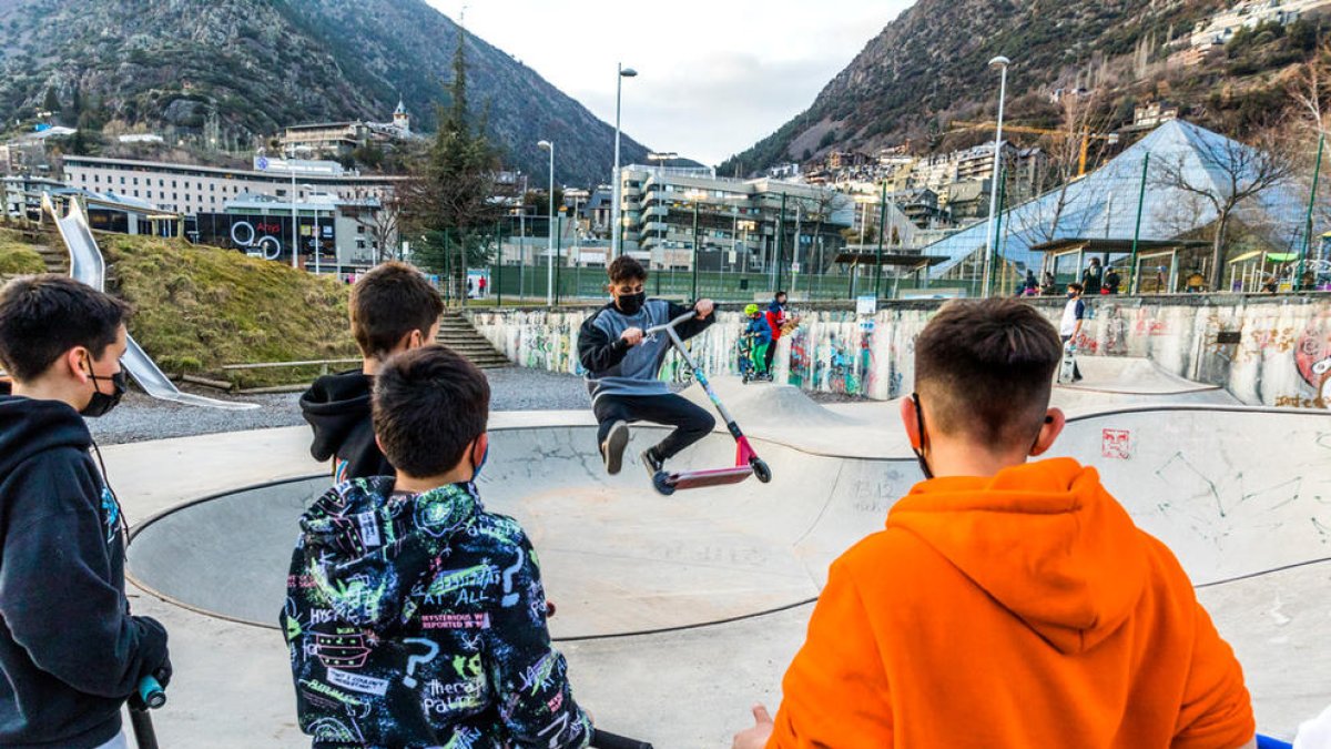 Els parcs reobren i s'omplen de nou de canalla