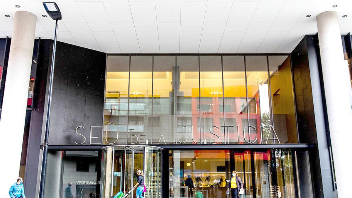 La modificació de la llei recupera el terme 'funcionari'