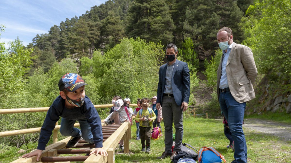 El cònsol menor, David Astrié i el conseller d'Aparcaments i Patrimoni natural, Gerard Menardia visitant la infraestructura