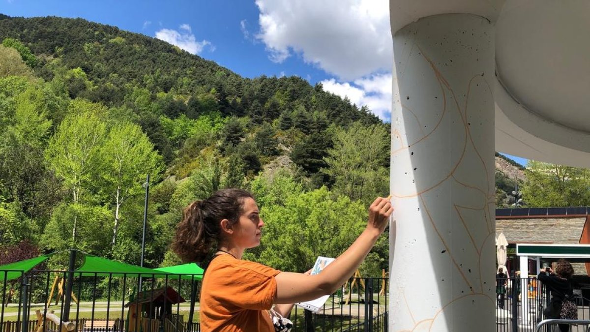 L'artista Judit Rodrigo pinta un mural al Prat Gran de la Massana