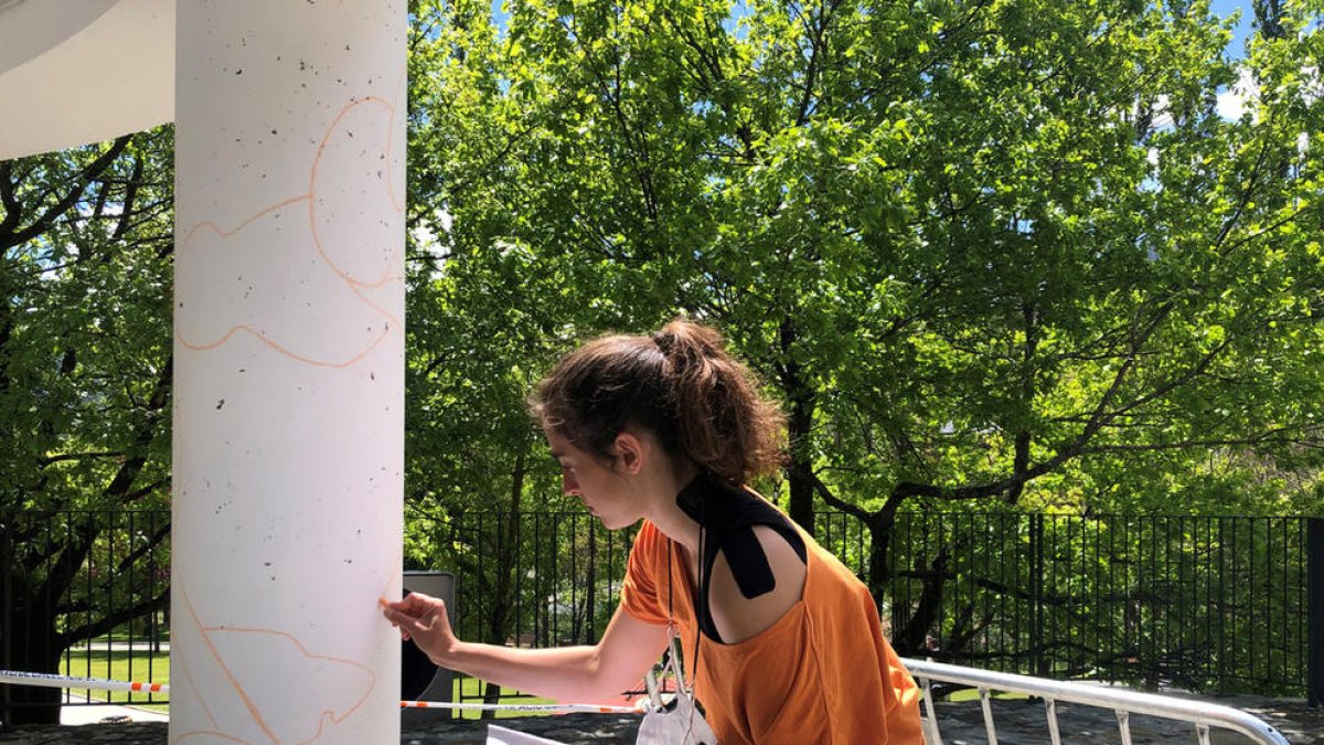 Judit Rodrigo pinta un mural a la Massana