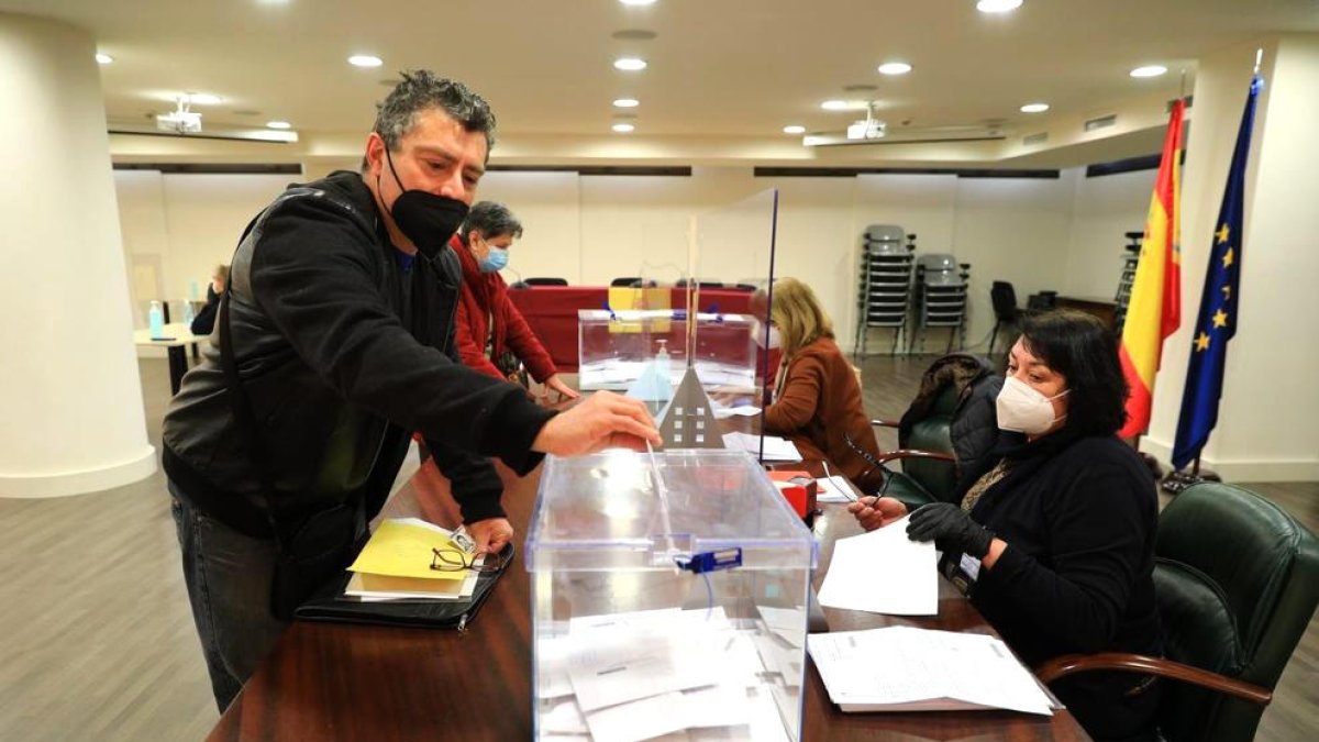 Més de 800 residents catalans ja han votat a les eleccions