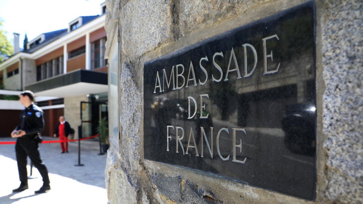 L'estat francès deixa només un conseller a l'ambaixada