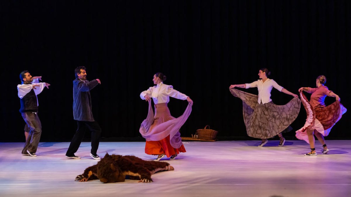 Tret de sortida al Carnaval d'Encamp amb 'L'Ossa' de l'Esbart Sant Romà