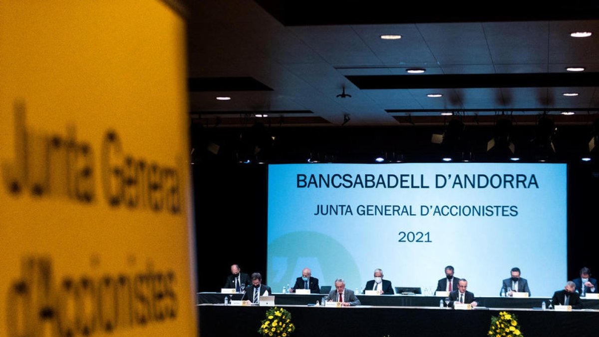 BancSabadell tranquil·litza els treballadors