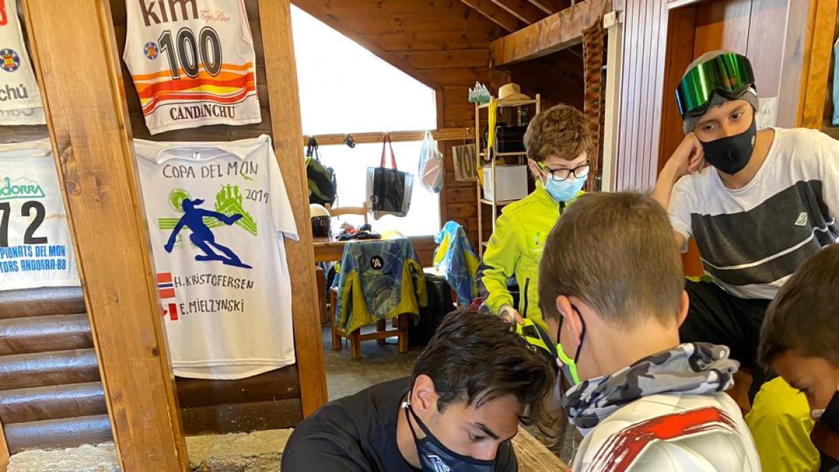 Joan Verdú transmet la seva experiència a la base del SEC