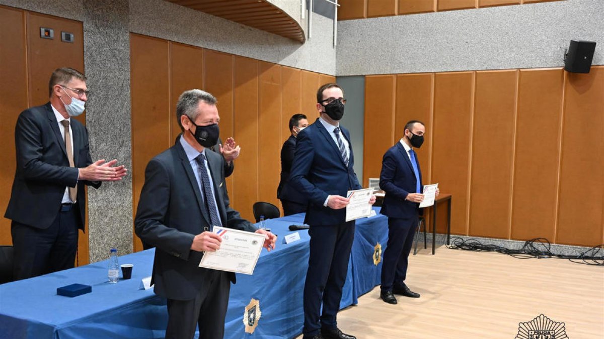 La policia lliura els diplomes de formació en jocs d'atzar