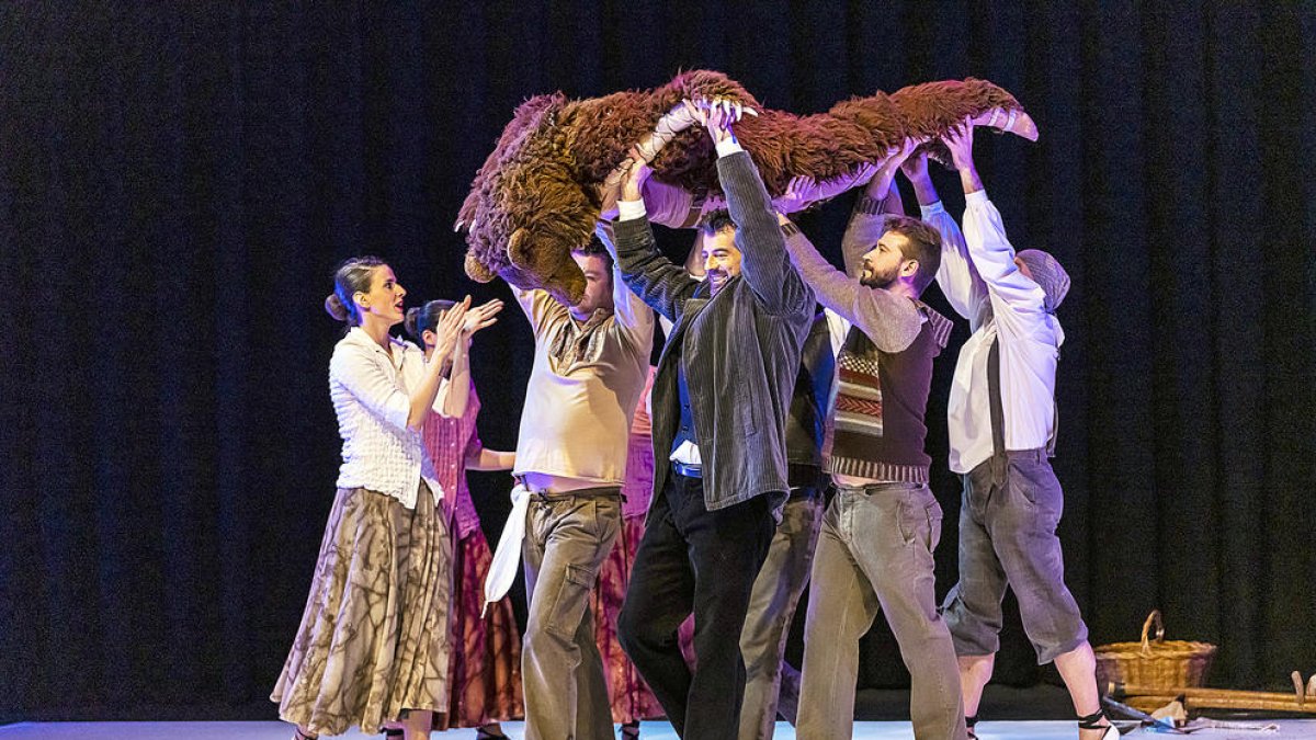 'L'Ossa' de l'Esbart Sant Romà brilla al Carnaval d'Encamp