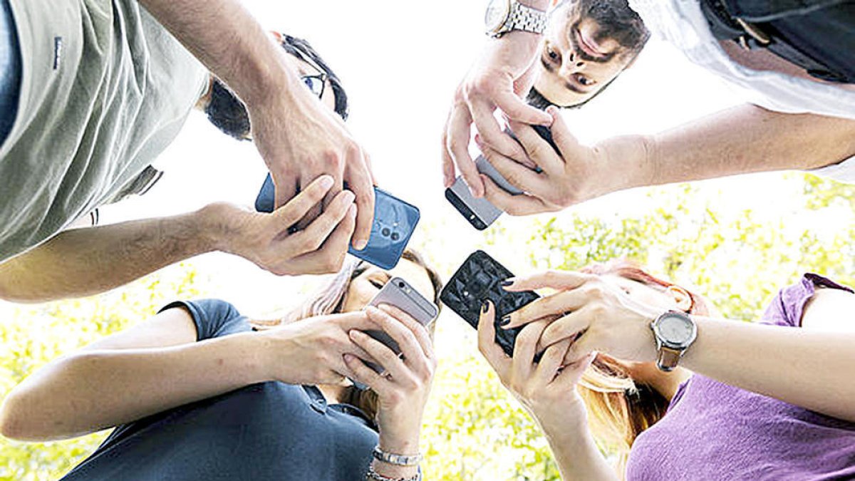 Els abonats en telefonia mòbil disminueixen un 2,4% a l'abril