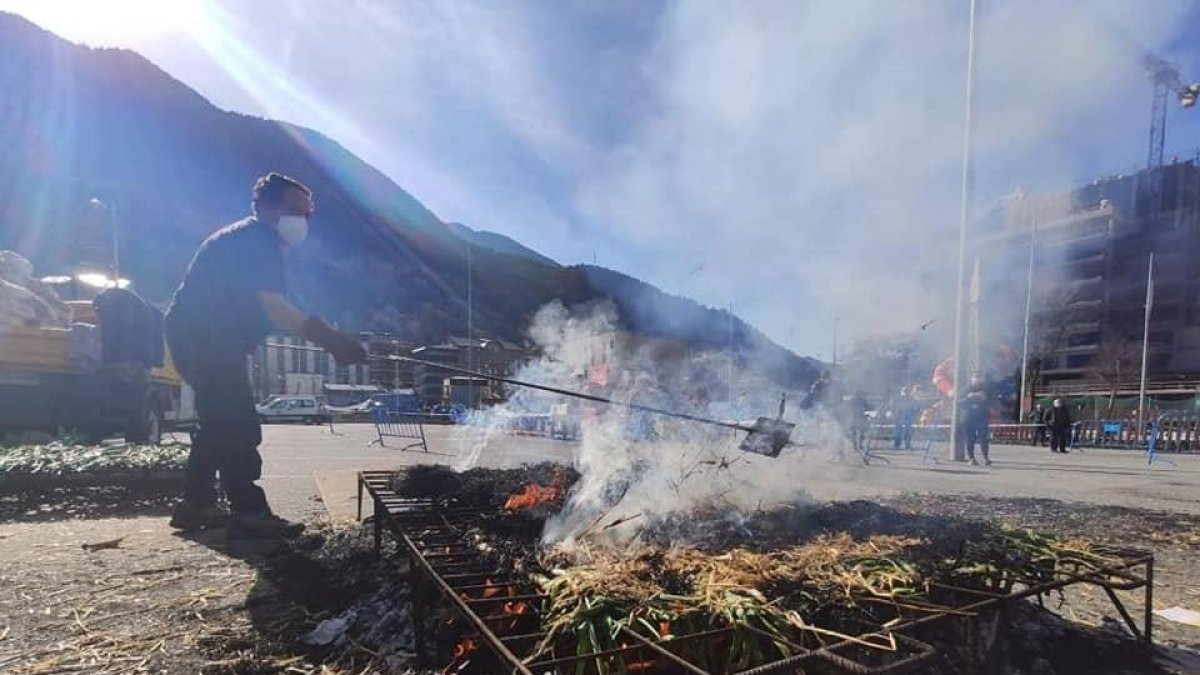 La Unió Proturisme reparteix més de 500 racions de calçots