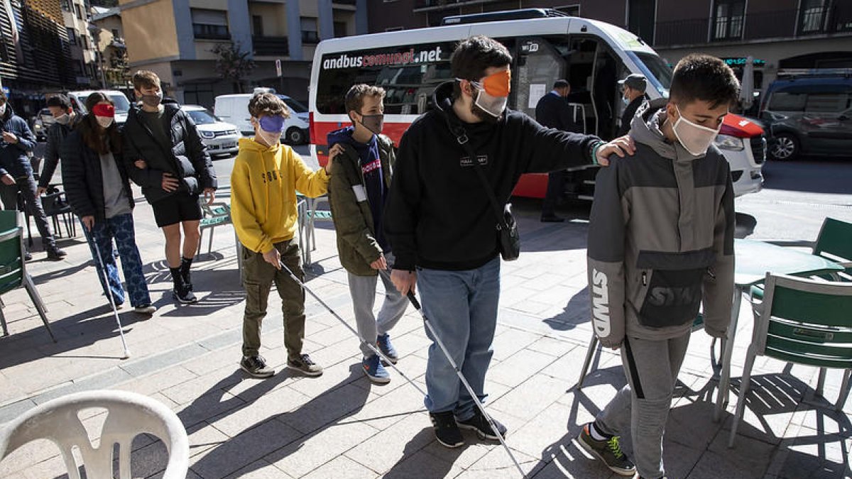 Andorra la Vella organitza un taller per sensibilitzar els joves envers les persones sordes i cegues