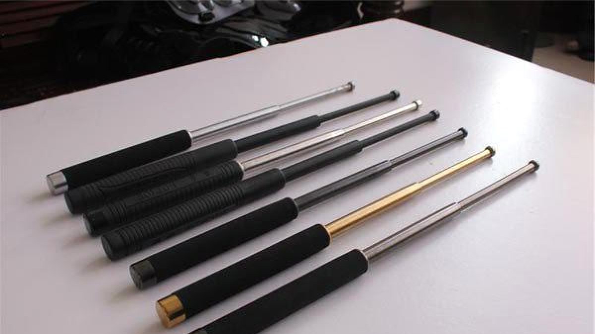 Detingut un jove per conduir drogat i portar un bastó de defensa il·legal