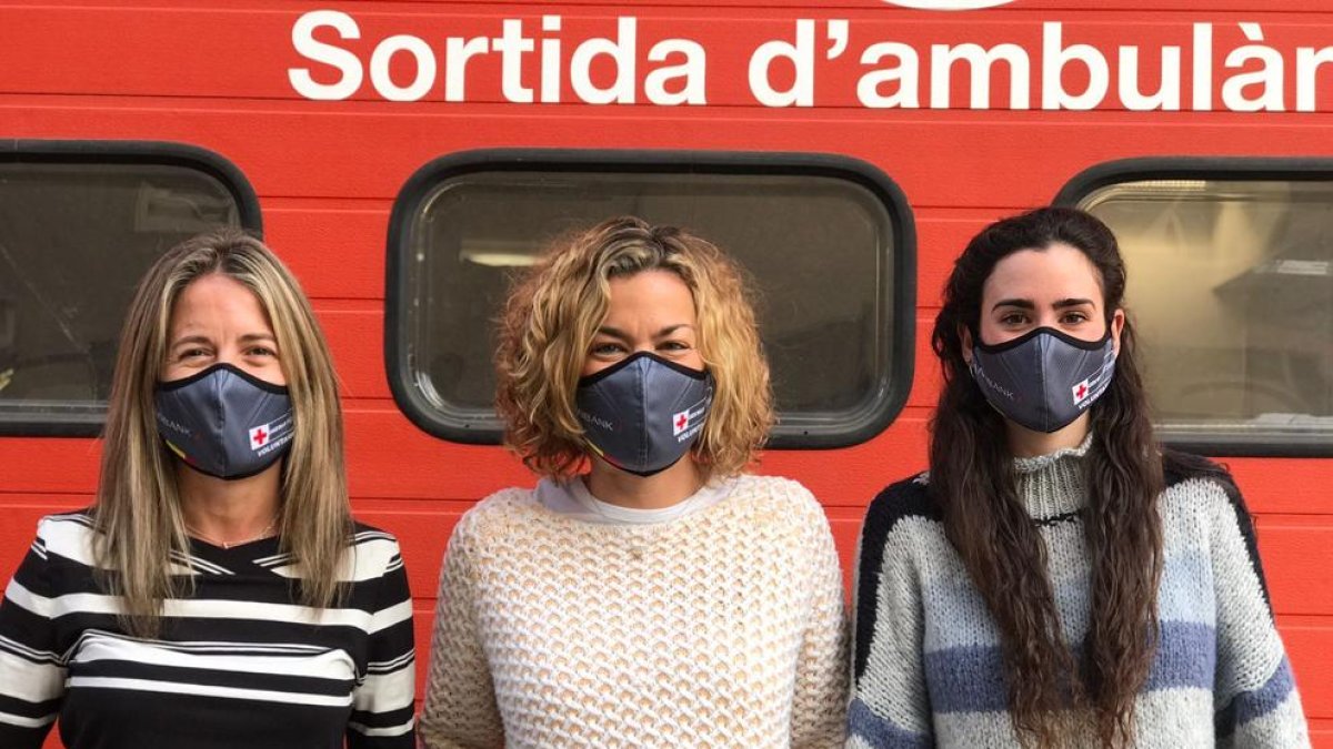 Les mascaretes que llueixen els voluntaris de la Creu Roja