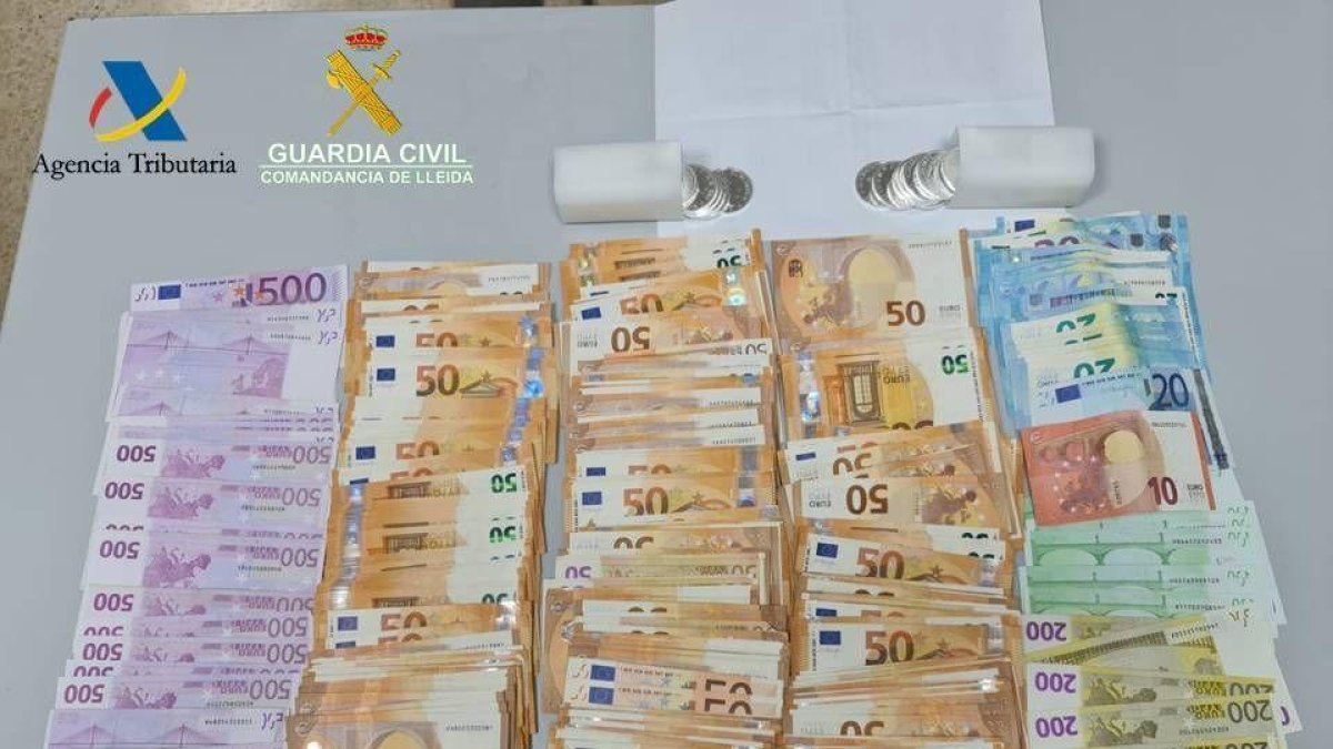 Les divises i les monedes confiscades per la guàrdia civil