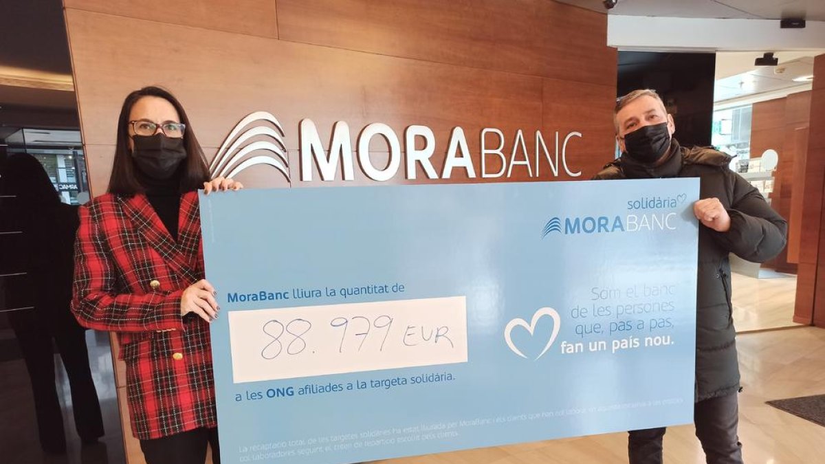 La directora de banca país de MoraBanc, Marta Riera, i el representant de clients del banc, Miquel Espiño Coedo