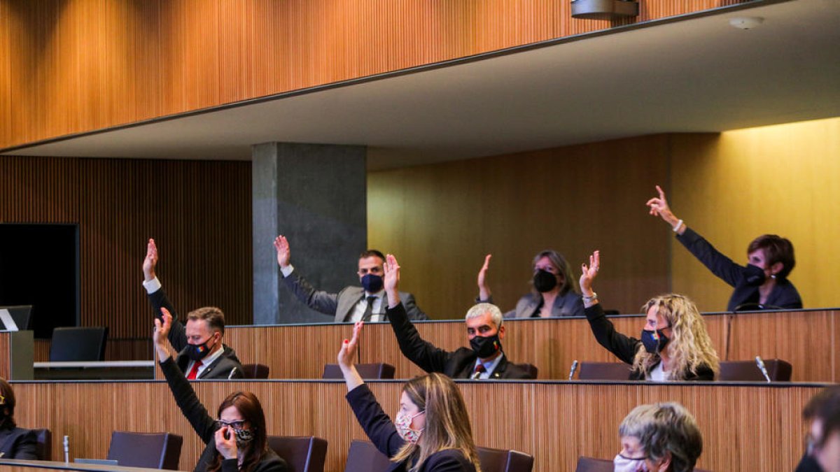 Els partits encaixen amb prudència la fotografia d'un context de Covid