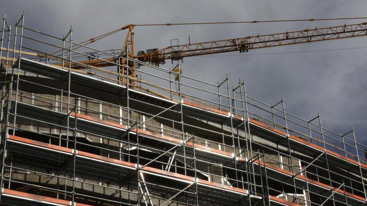 Un operari resulta ferit en caure des d'una alçada de 10 metres a l'obra on treballava
