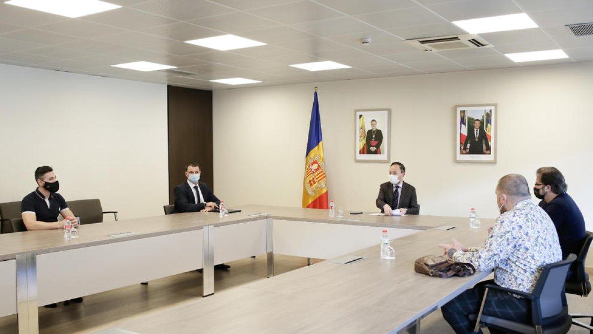 Un instant de la trobada d'Espot i Gallardo amb els representants dels bars i oci nocturn