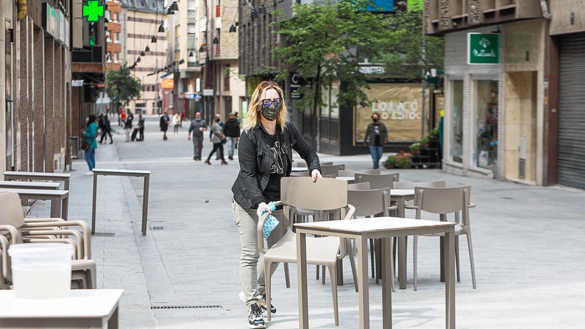 Sense mascareta al carrer a mitjan mes