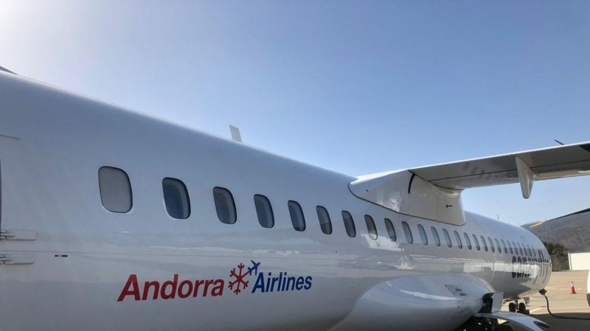Un avió d'Andorra Airlines aterra a l'aeroport de La Seu