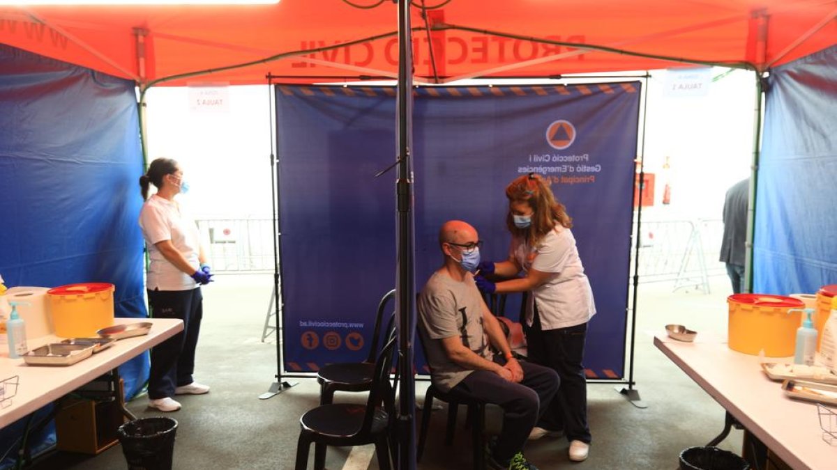 Una sanitària vacunant aquest matí a la plaça de braus