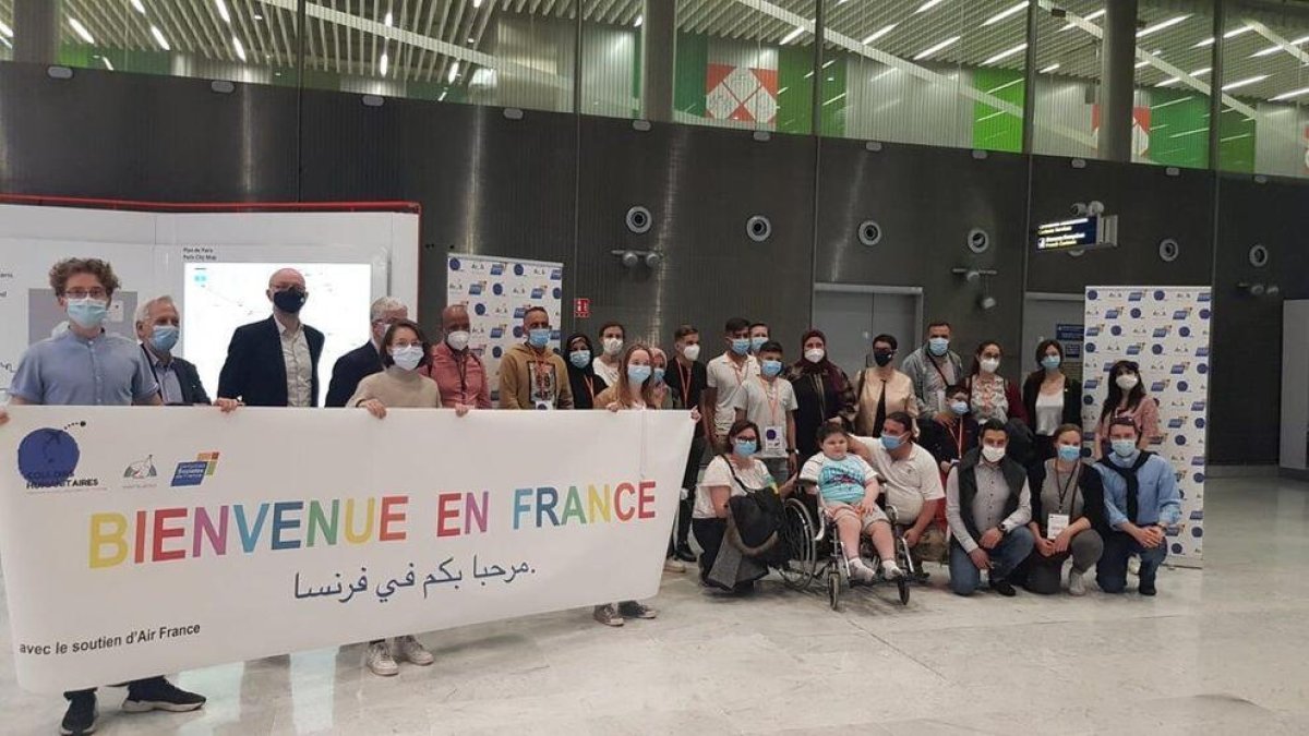 Arribada a París del grup de refugiats on està la famíila d'Andorra