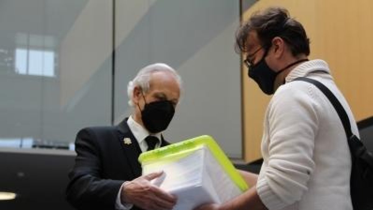 El president de l'ACU, Lluís Ferreira, lliura les signatures contra la taxa de carboni al Consell General