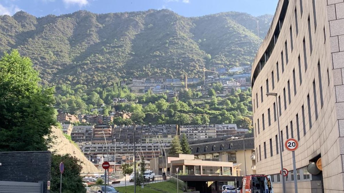 Tall de circulació al carrer dels Escalls per treballs de manteniment a l'hospital