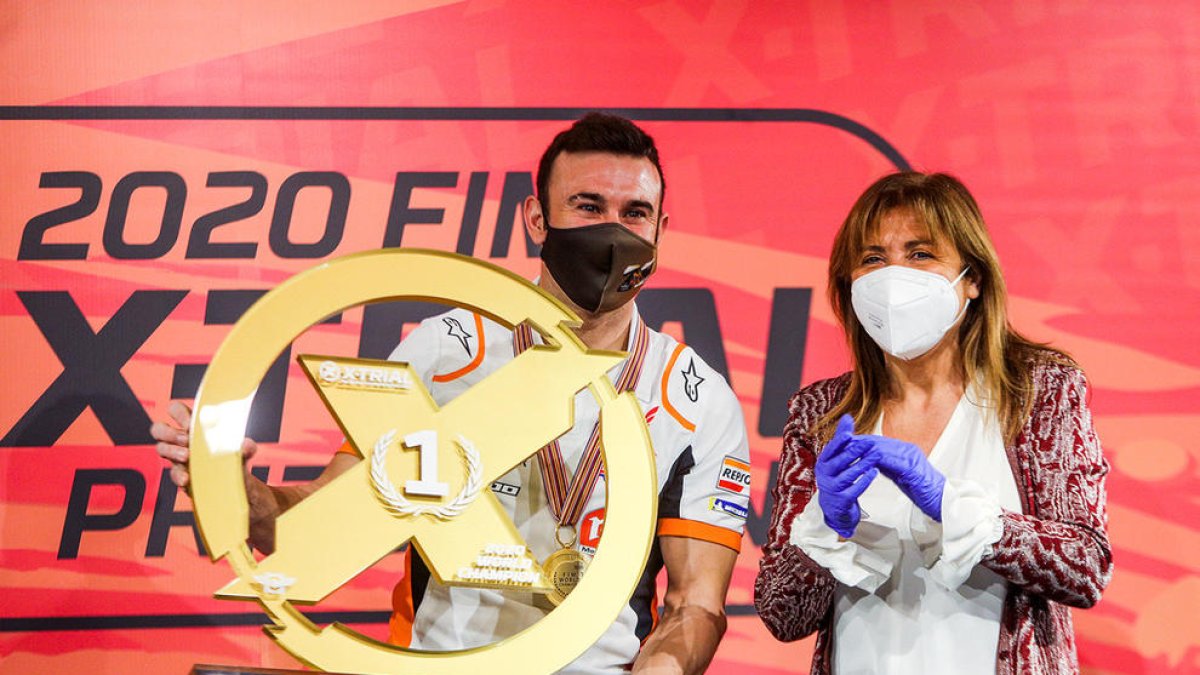 Toni Bou rep el trofeu de Campió del Món