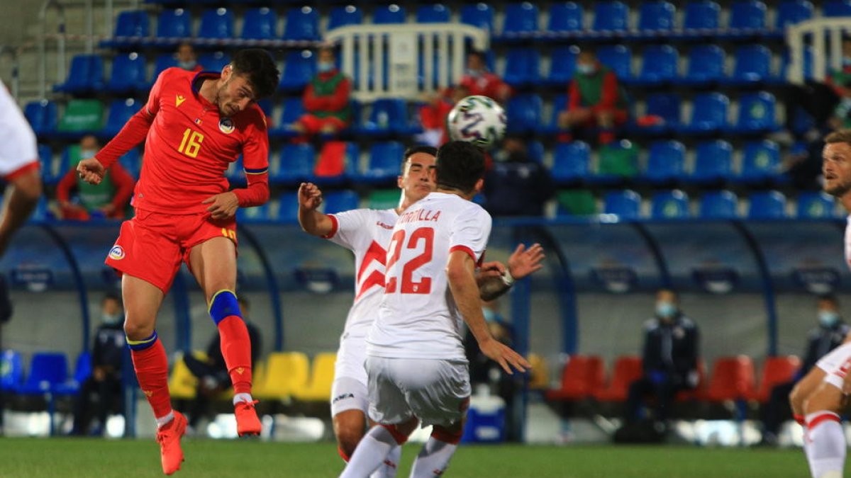 Un moment del partit a l'Estadi Nacional