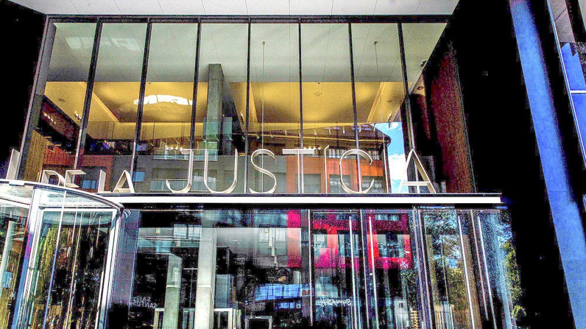 Demanda dels set comuns i la CASS contra el Govern