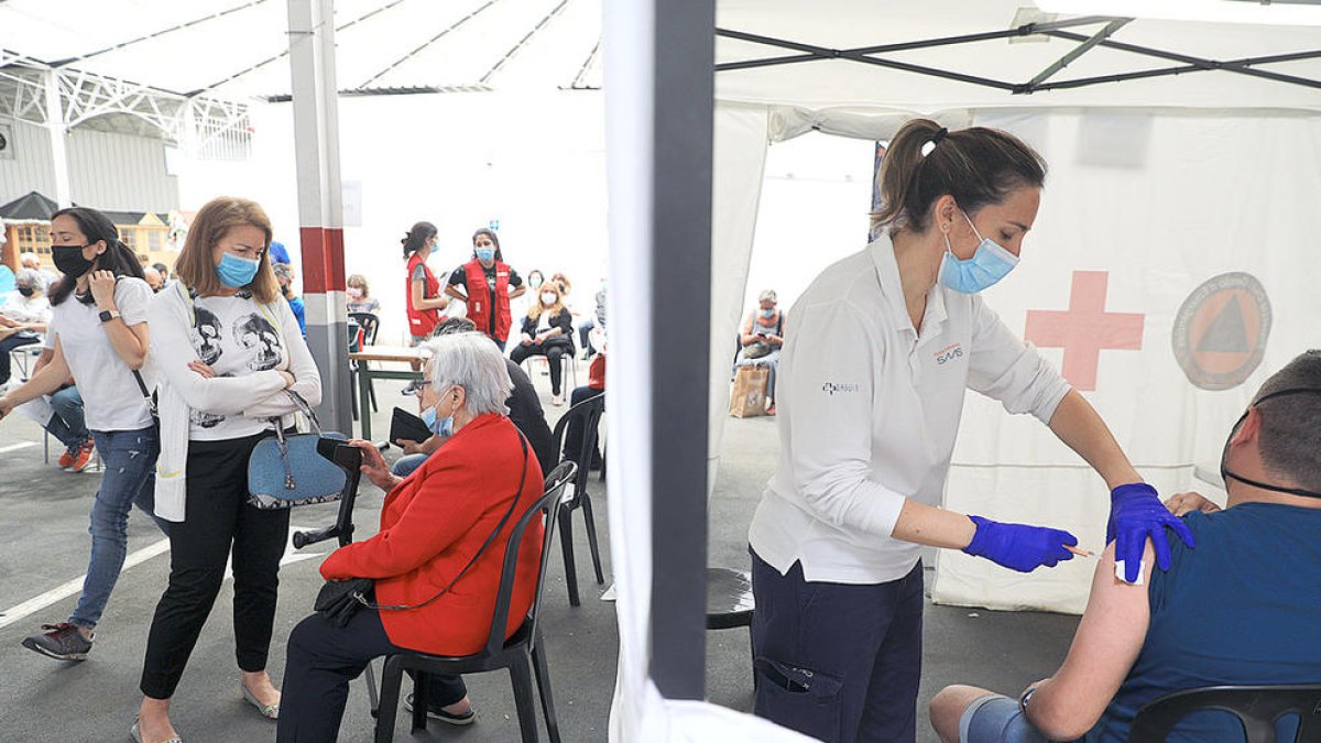 Reforç al centre de vacunació per mantenir el ritme