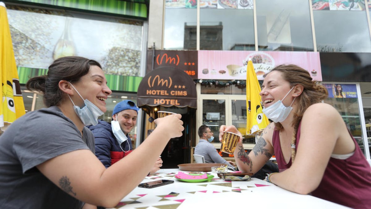 L'inici del cobrefoc a França passa a onze de la nit i s'obre l'interior dels restaurants