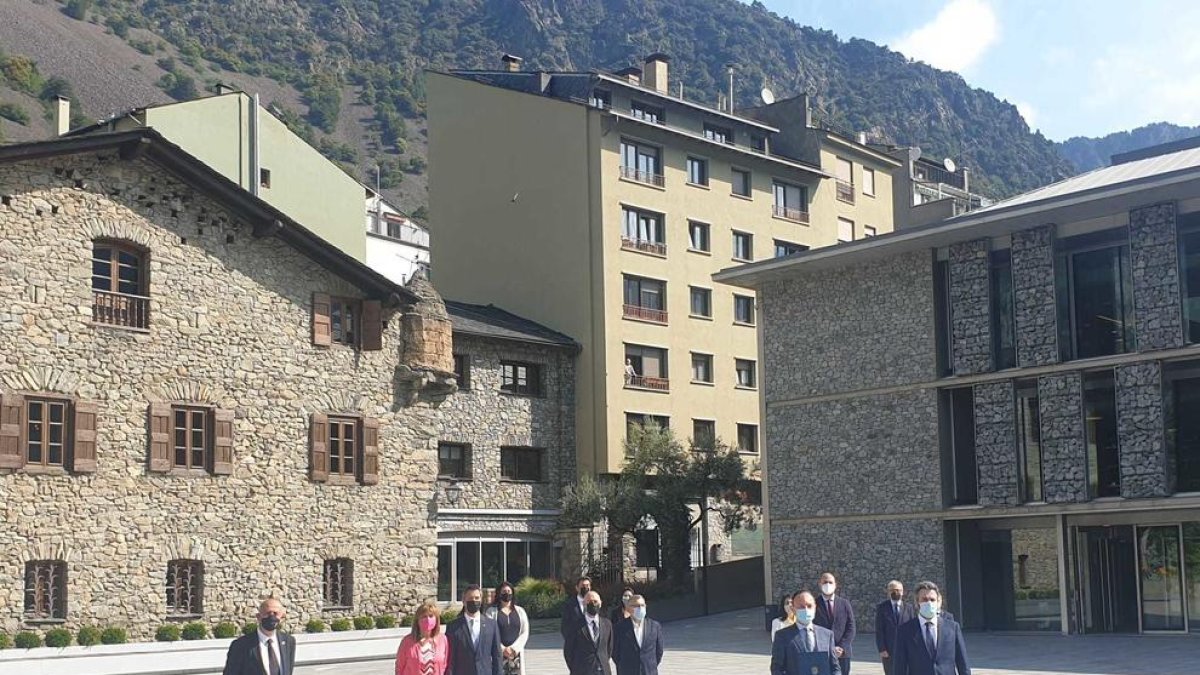 Signatura de l'Acord Institucional entre el Govern i els Comuns