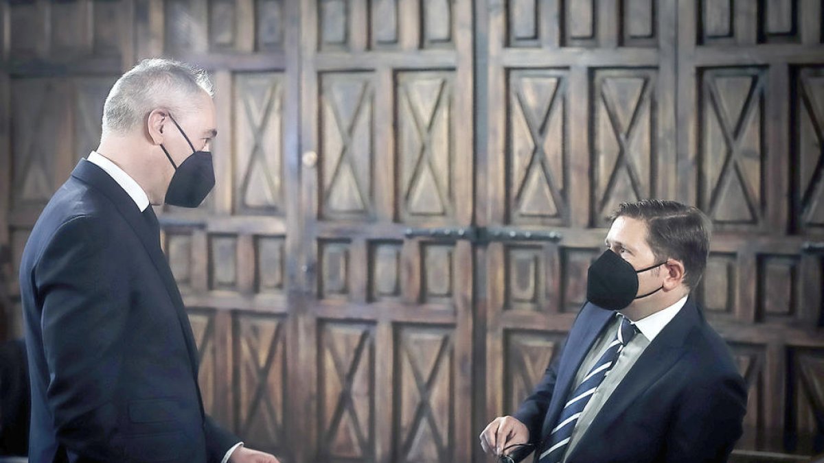 Els notaris Jordi París i Jordi Junyer juren el càrrec