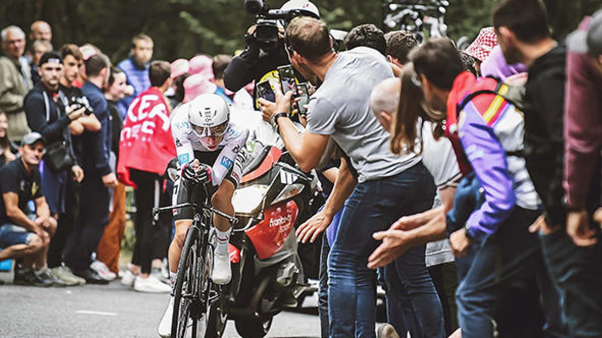 Pogacar guanya i Van der Poel segueix líder