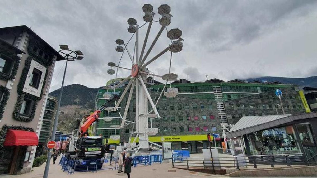 Comencen a desmuntar la nòria de la Rotonda